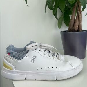 On The Roger Advantage Women’s Size 8 US White Pink Athletic Shoes